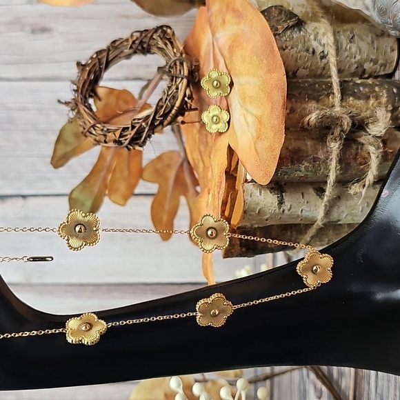 Jewelry - NEW 18KGP 16" CLOVER MOTIF NECKLACE WITH MATCHING CLOVER MOTIF STUD EARRINGS